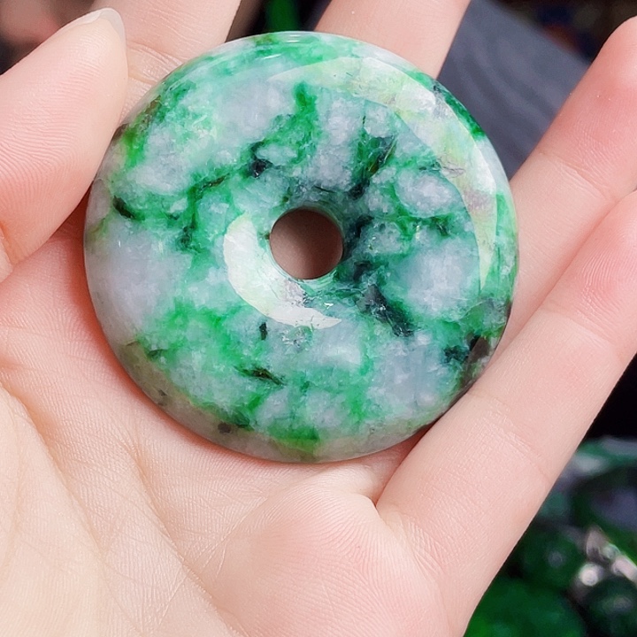 翡翠未镶嵌颈饰多样性