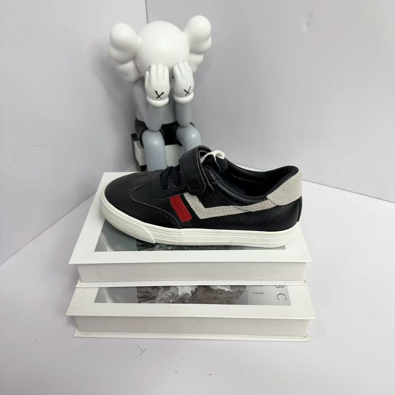 8020儿童四季通用圆头轻便休闲板鞋单鞋时尚学生潮流