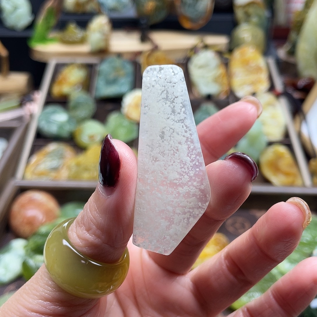 蛇纹石玉颈饰未镶嵌岫玉雪花天青冻