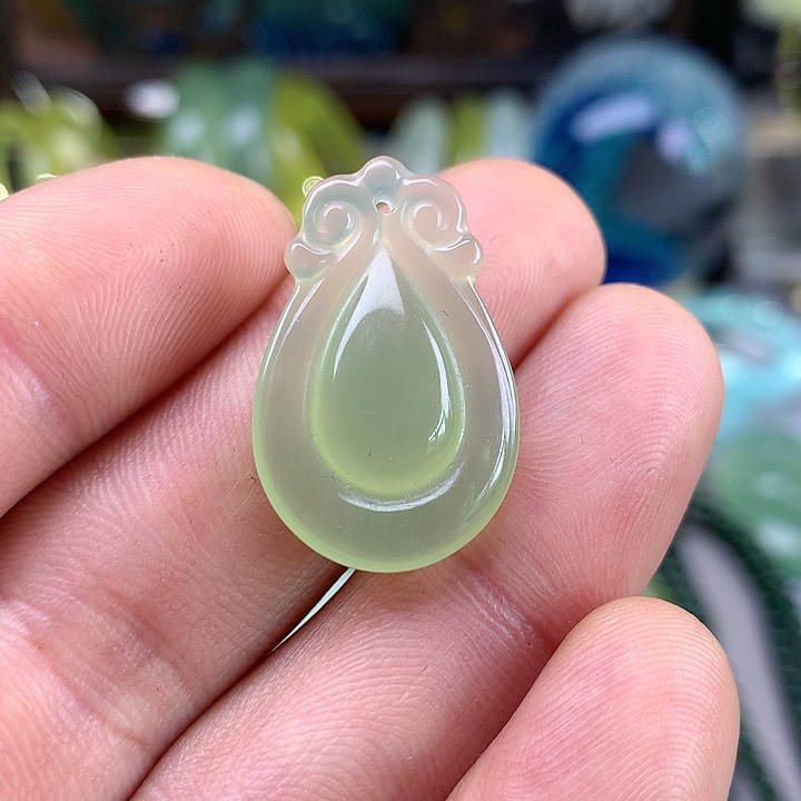 蛇纹石玉挂坠未镶嵌