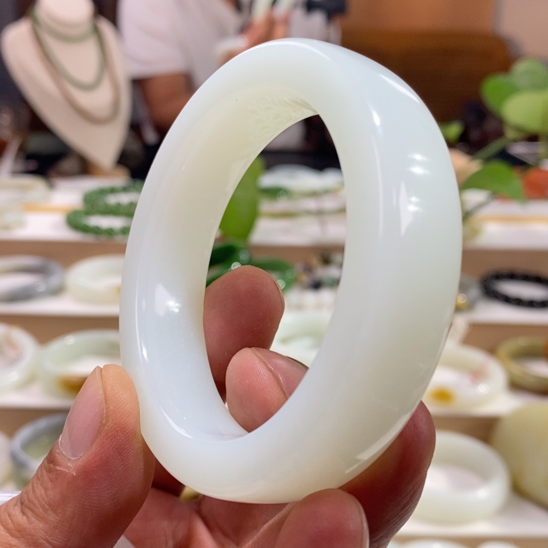 和田玉未镶嵌手镯