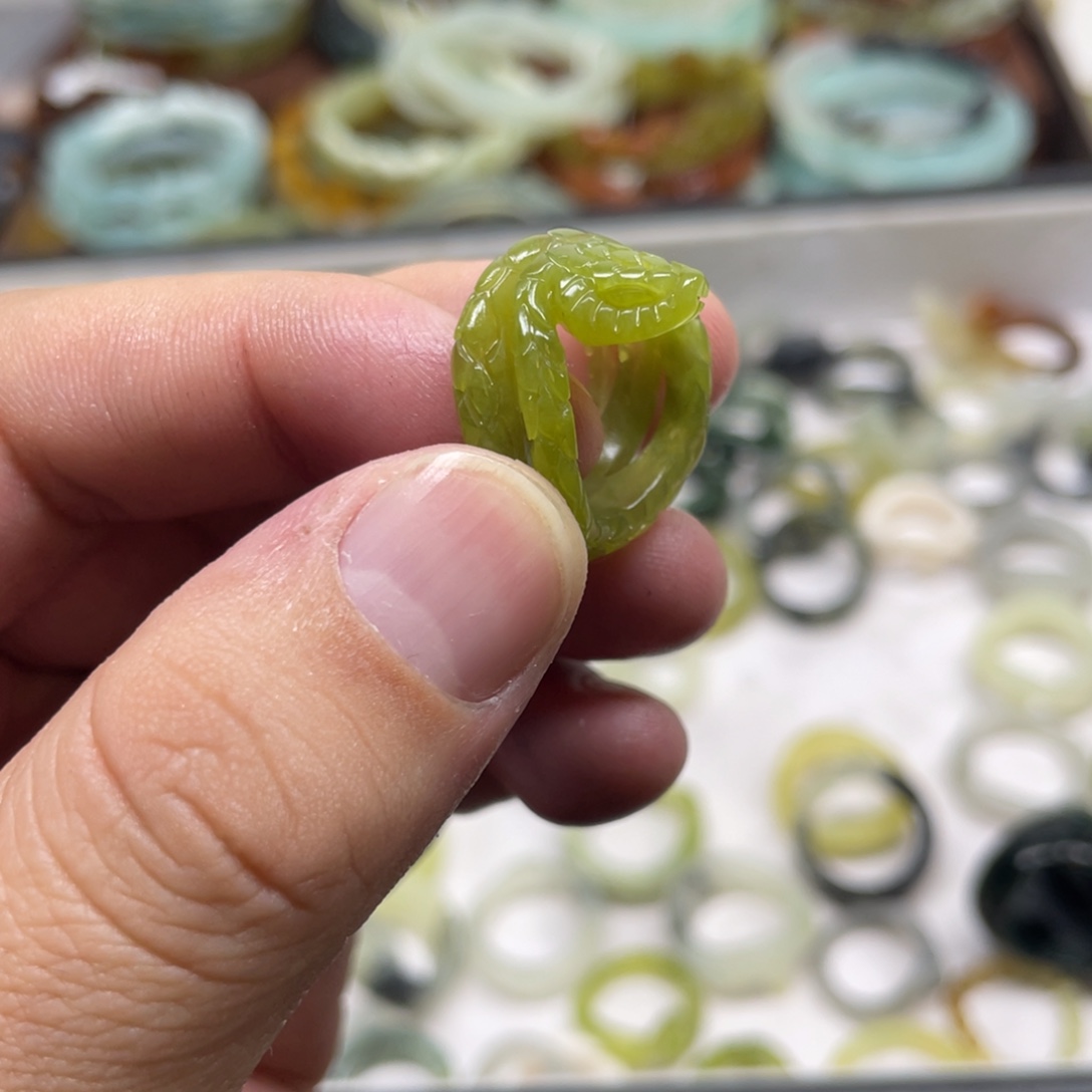蛇纹石玉未镶嵌戒指