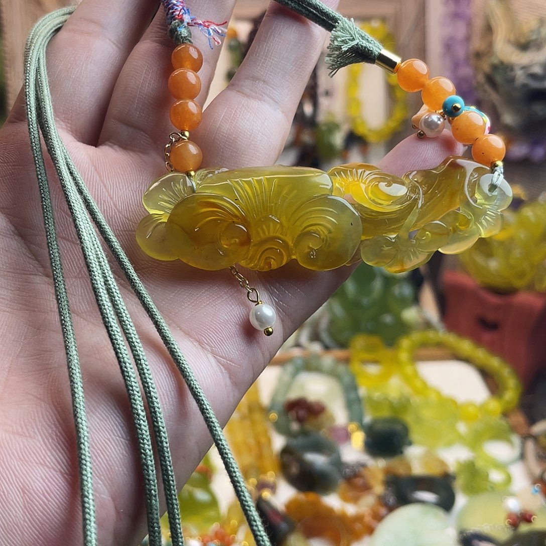 未镶嵌蛇纹石玉吊坠