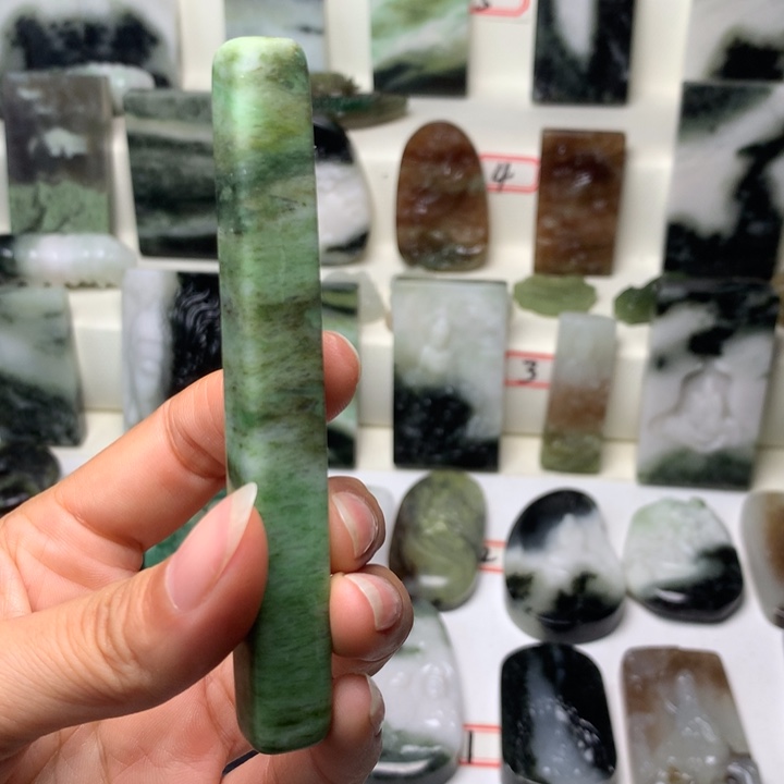 *****独山玉未镶嵌颈饰