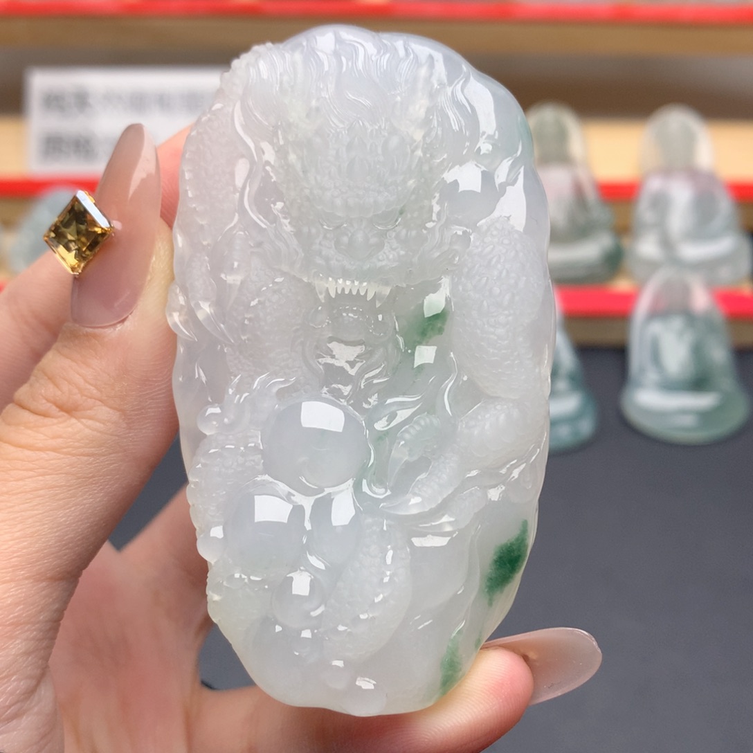 平***胤翡翠未镶嵌颈饰龙
