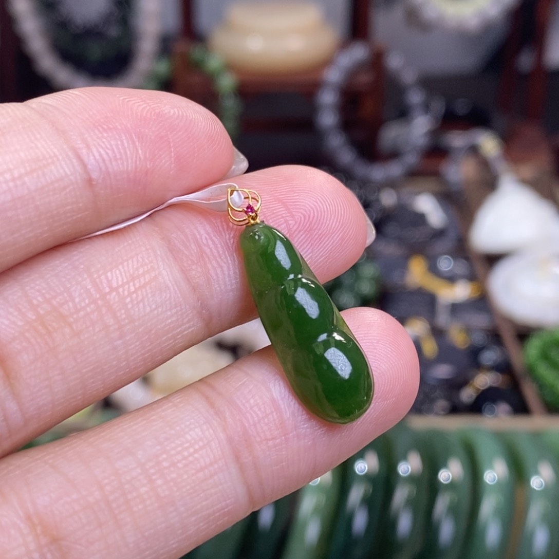 和田玉福利老矿料碧玉阳绿18.k福豆未镶嵌