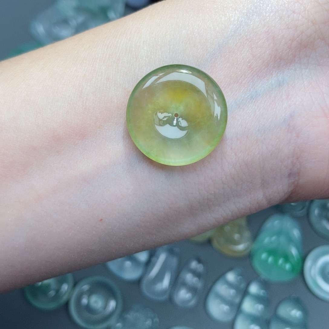 翡翠颈饰未镶嵌翡翠