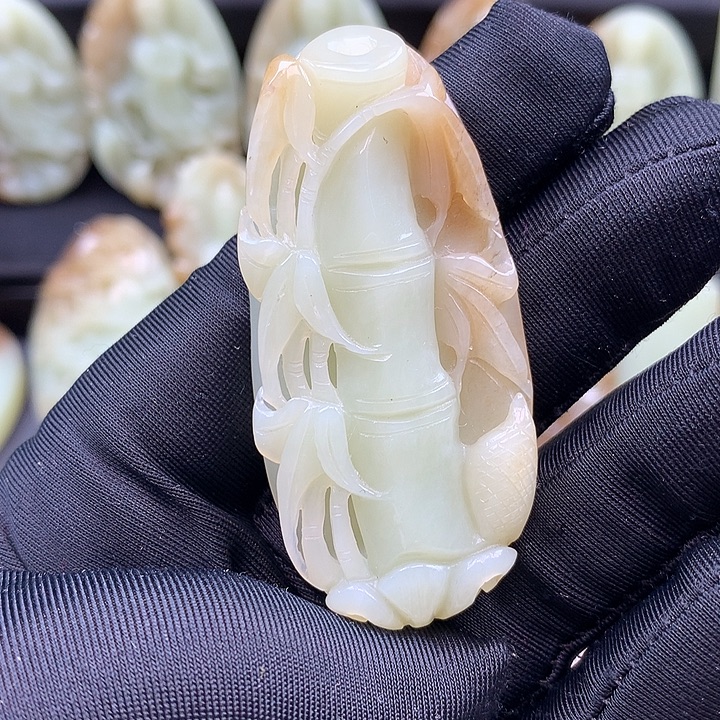 颈饰未镶嵌岫岩老玉（透闪石质玉）