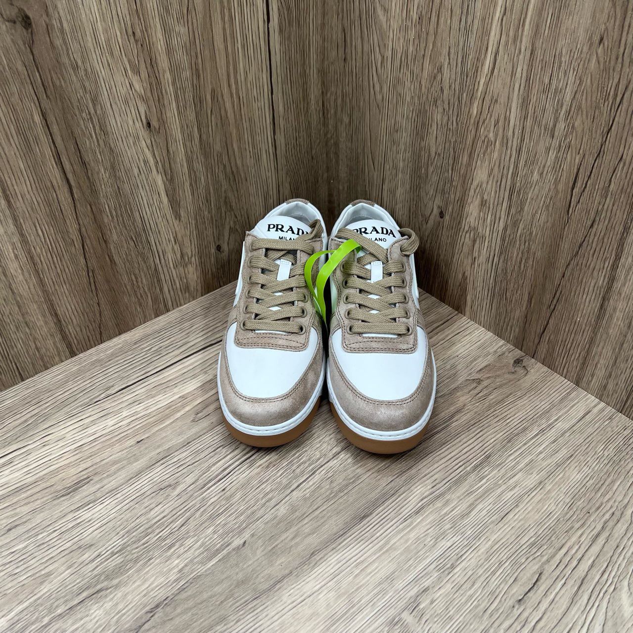 99新 Prada/普拉达  白棕麂皮拼接三角标板鞋 35码/99新/无配件