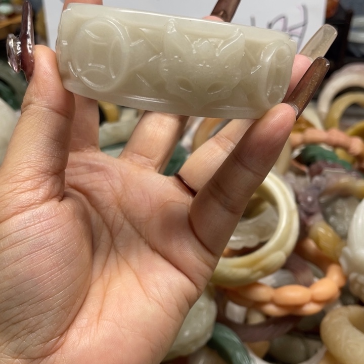 风***谁石英岩玉未镶嵌手镯