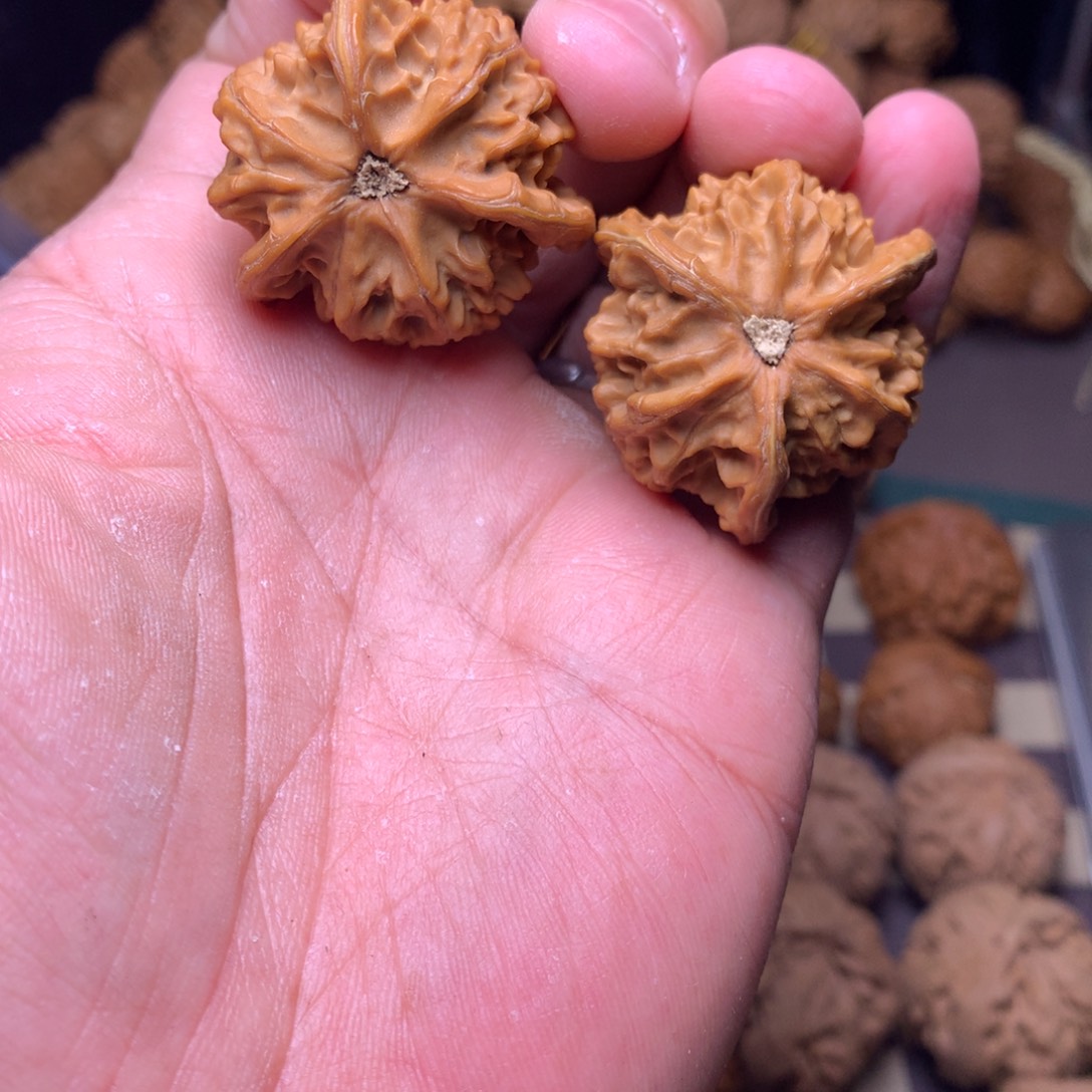 鑫****文玩核桃吊坠盘山三棱36