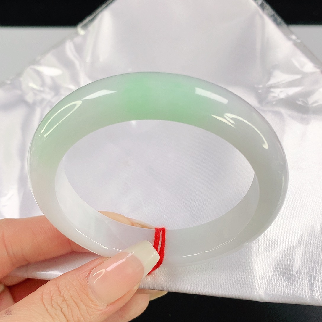 翡翠手镯未镶嵌55圈口