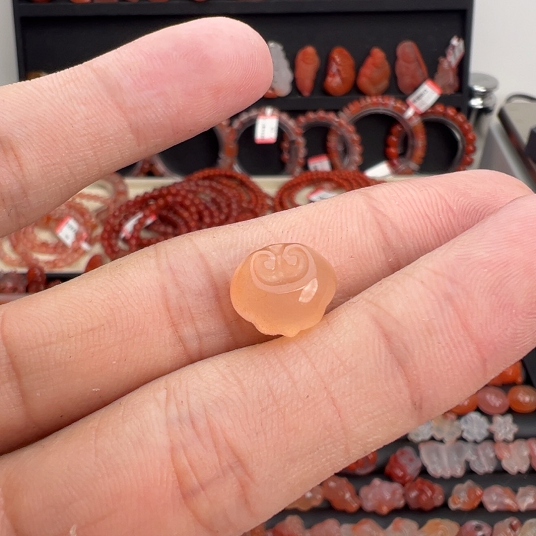 南红玛瑙未镶嵌颈饰如意锁