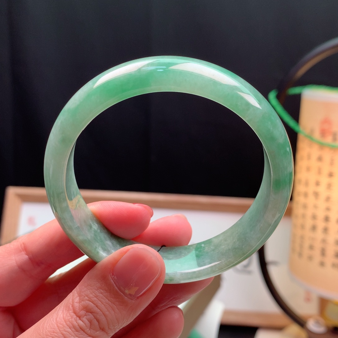 翡翠手镯未镶嵌缅甸