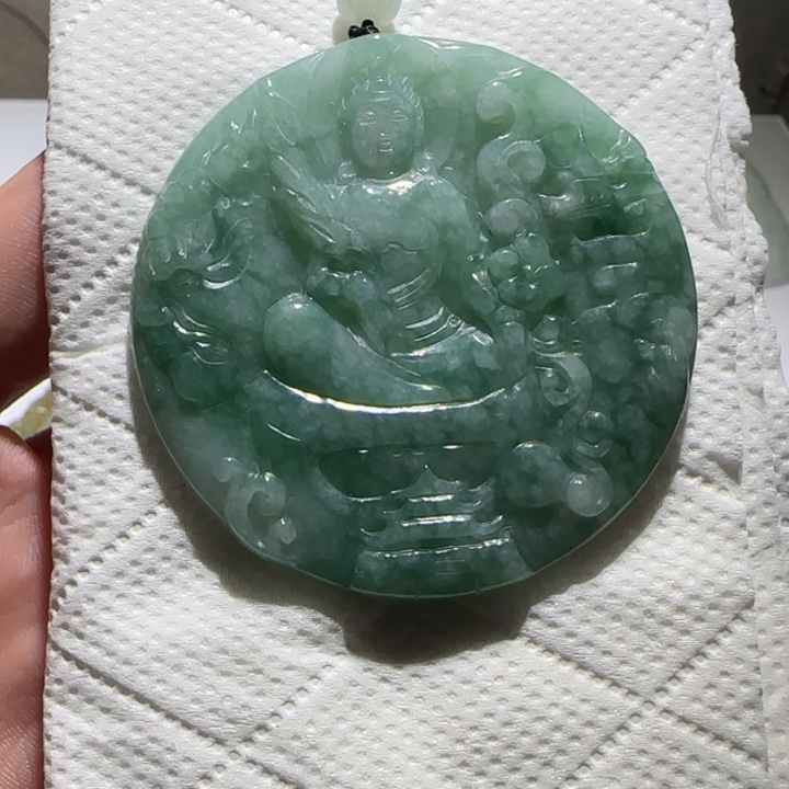 翡翠颈饰未镶嵌虚空