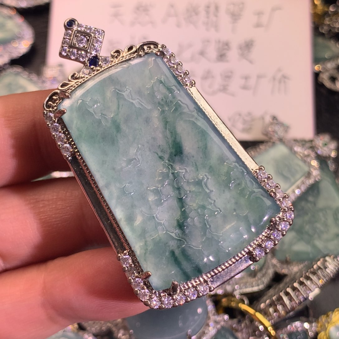 翡翠颈饰未镶嵌山水