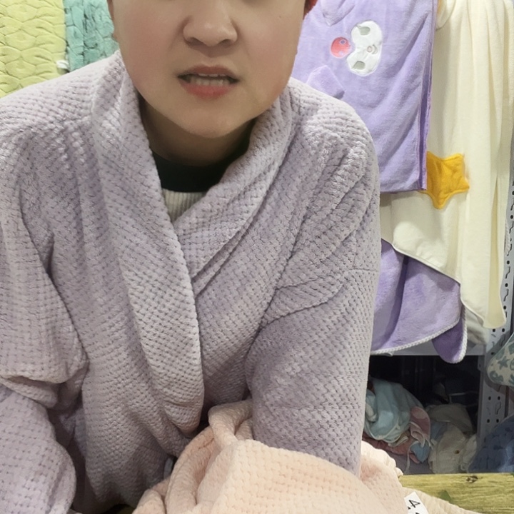 聚酯纤维紫色浴袍微瑕