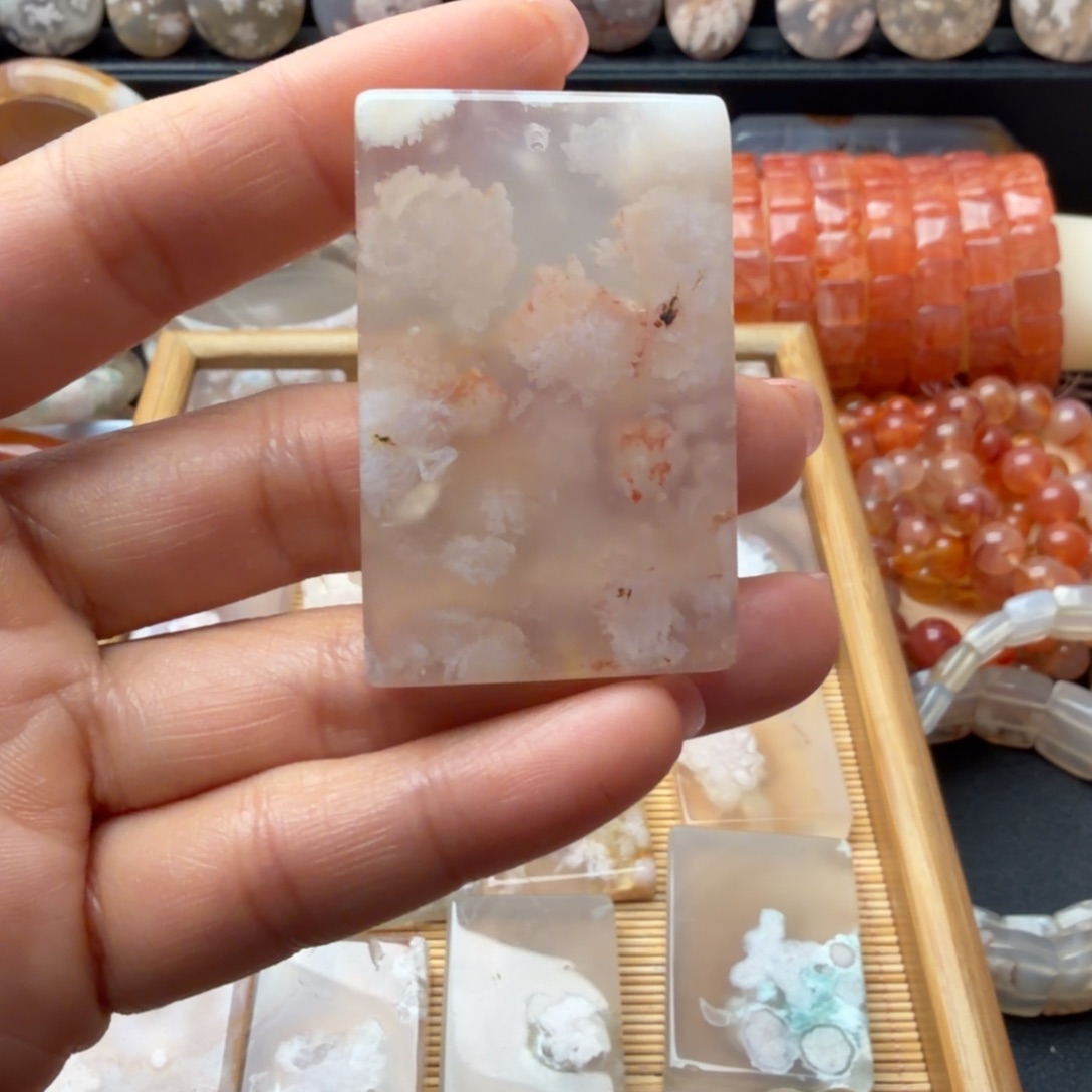 卢***六玛瑙/玉髓未镶嵌颈饰