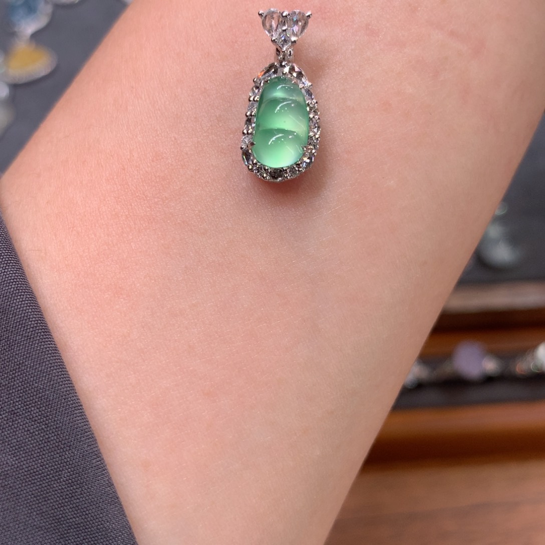 翡翠颈饰18K金镶嵌T*a吊坠