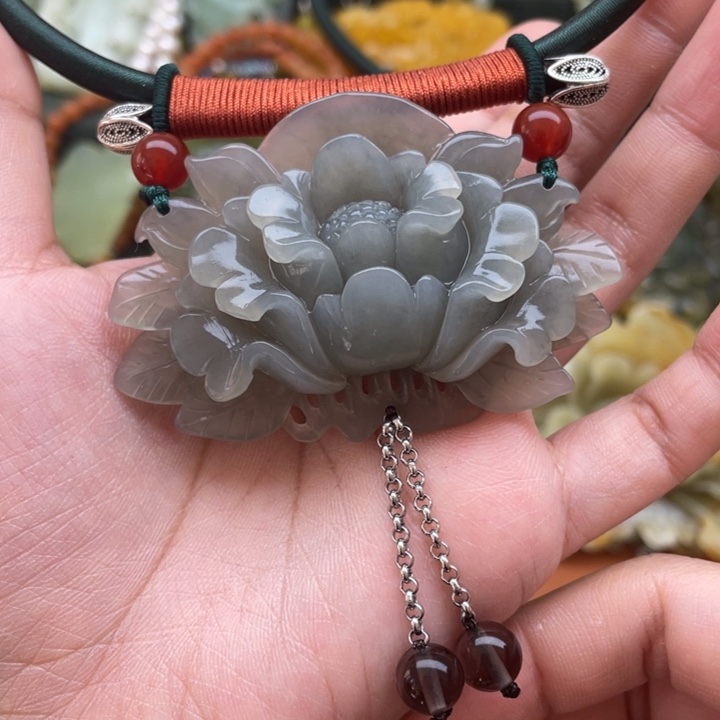 蛇纹石玉吊坠合金