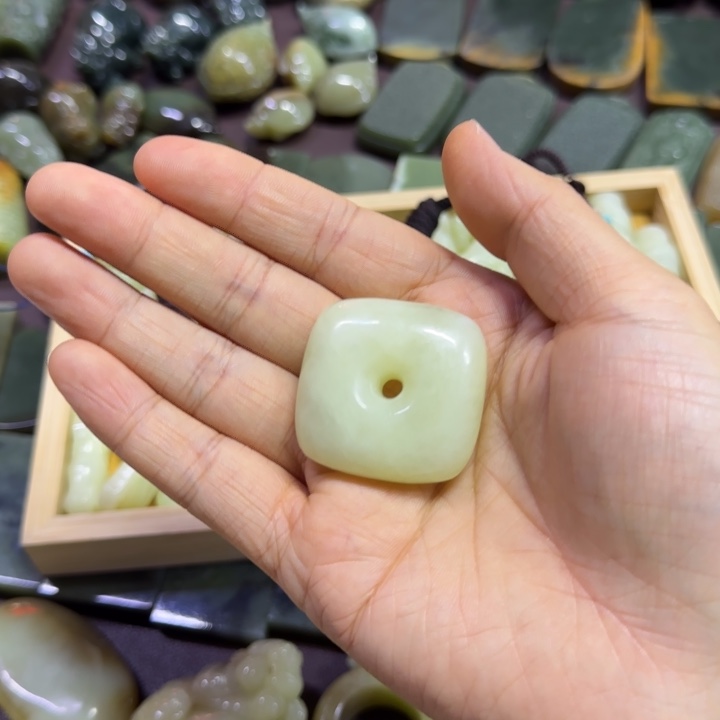 岫岩老玉（透闪石质玉）未镶嵌珠宝奇石四**子