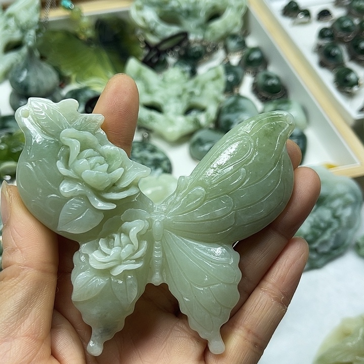 夏***夏蛇纹石玉未镶嵌颈饰