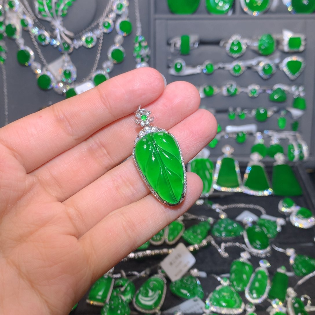 翡翠18K金镶嵌颈饰叶子吊坠