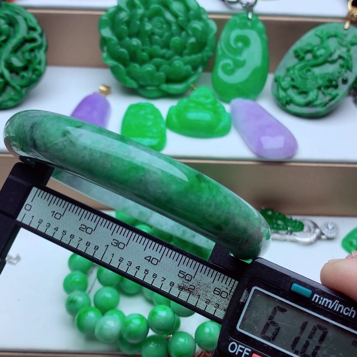 翡翠未镶嵌手镯…．