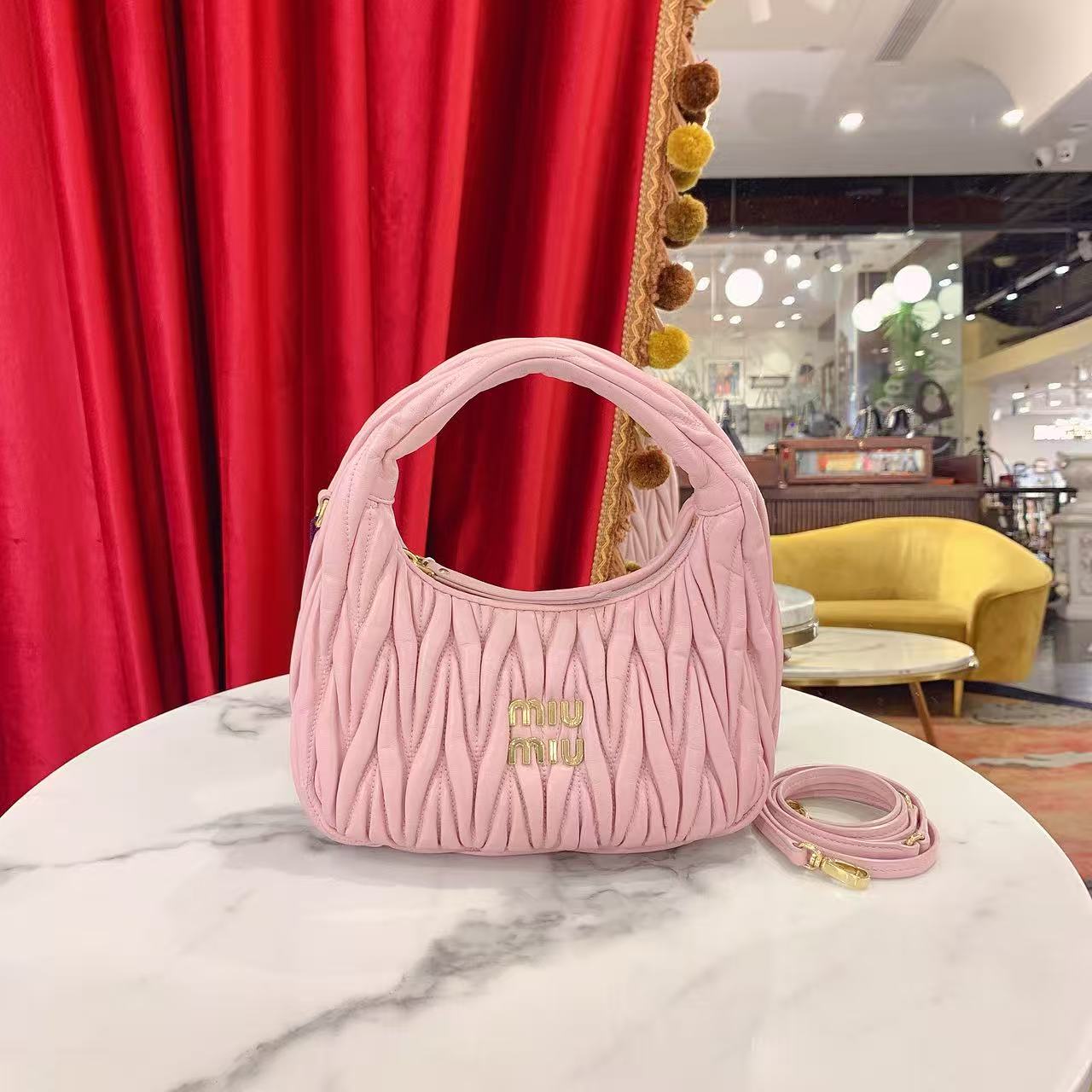 95新 MIU MIU/缪缪 GGS褶皱Hobo小号粉色金扣羊皮芯片款40050495