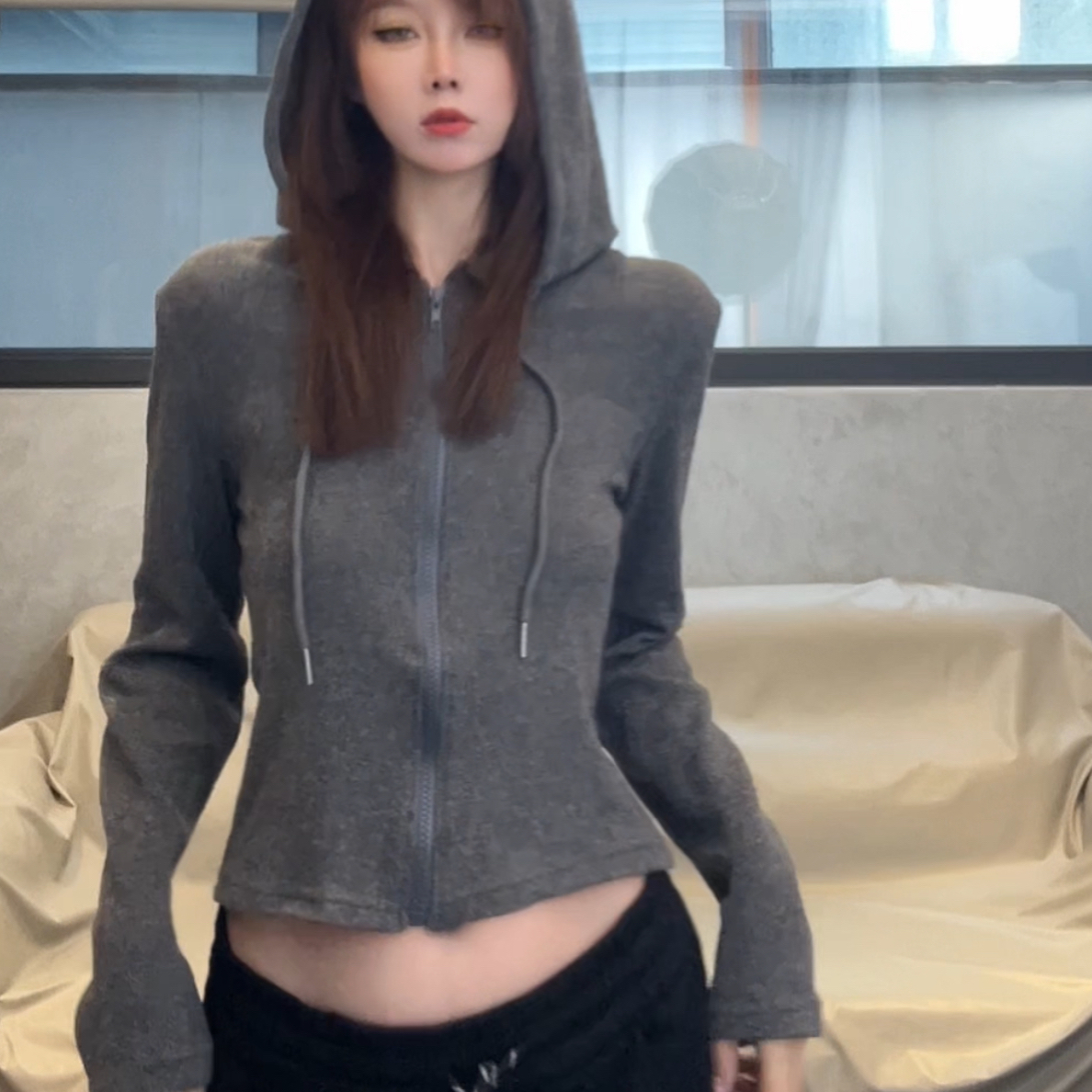 连帽柔软深灰色开衫T恤