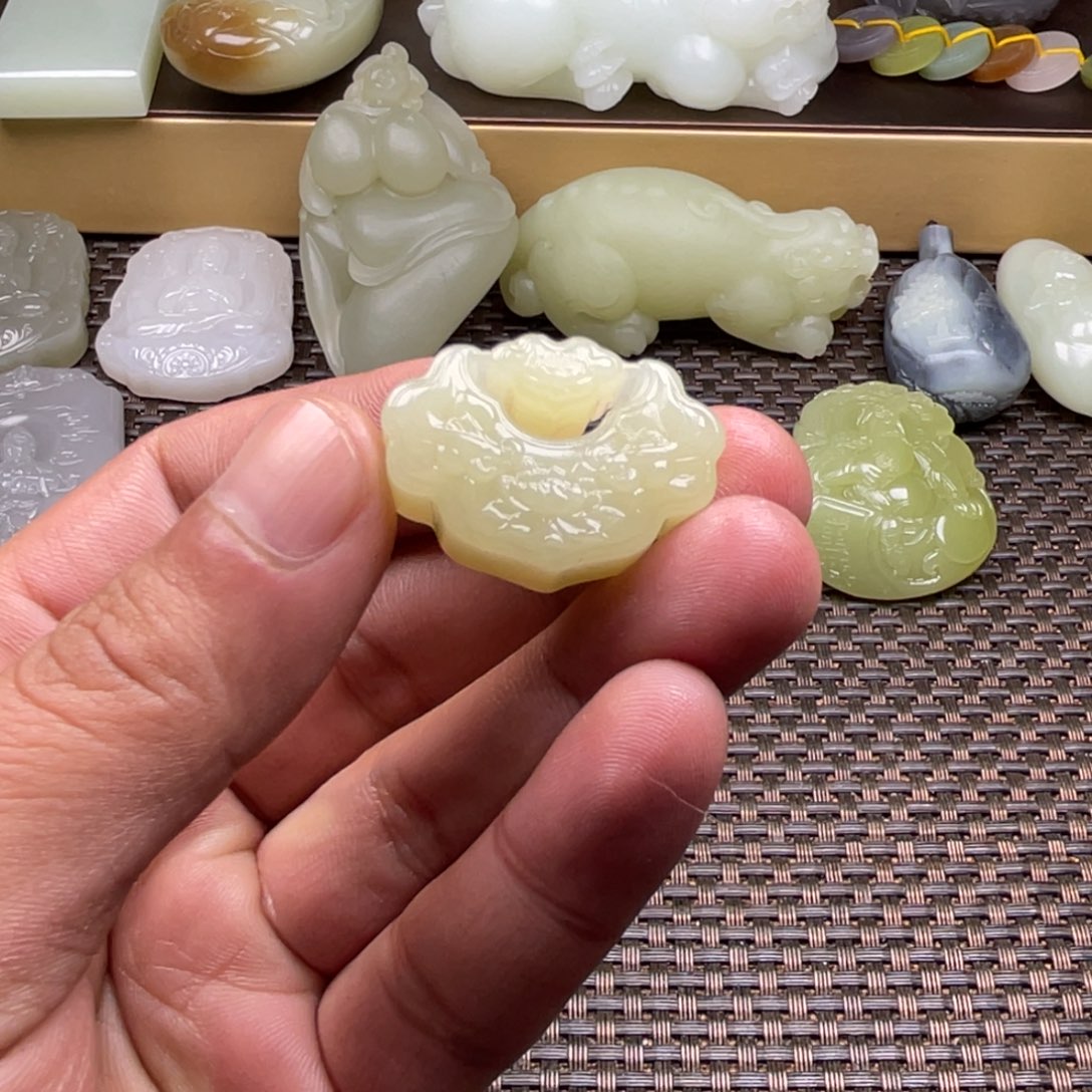 和田玉未镶嵌挂件