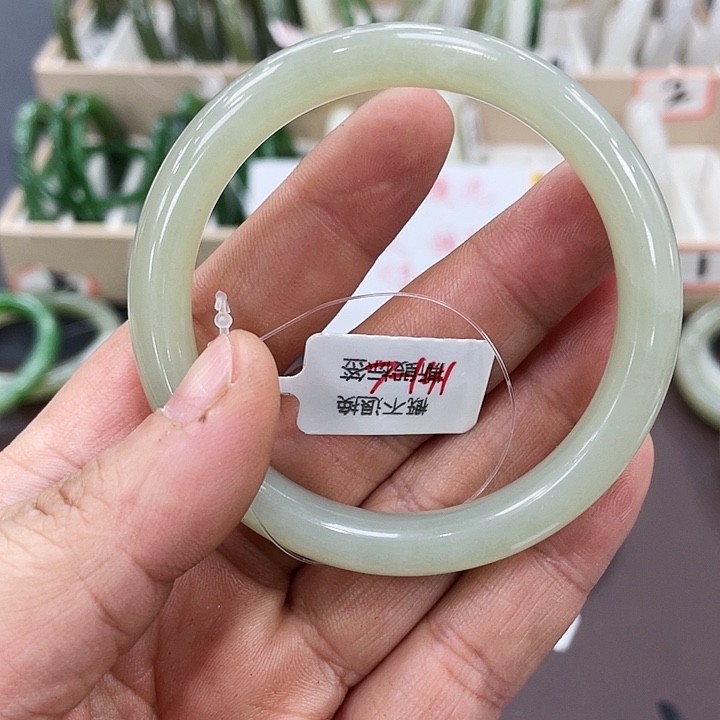 和田玉手镯未镶嵌“*”