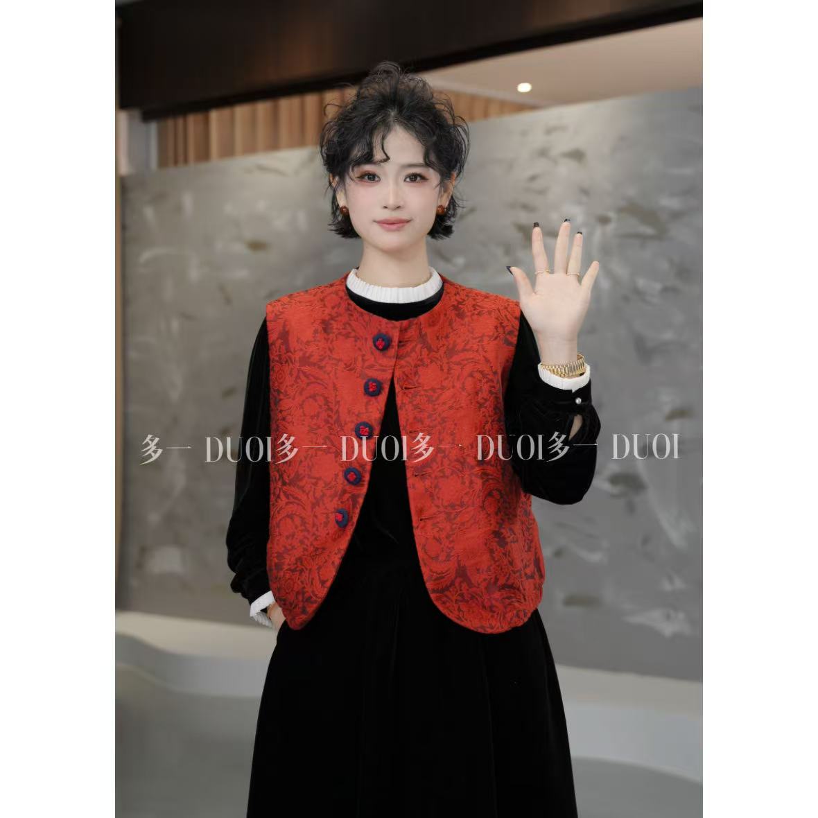 多一“红悦”2025冬季新中式浮雕提花立体花朵单排扣圆领马甲