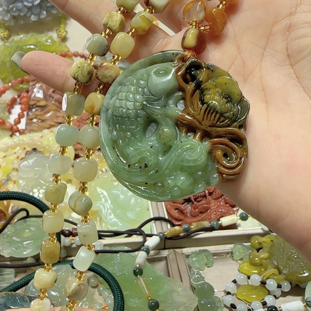 未镶嵌蛇纹石玉吊坠