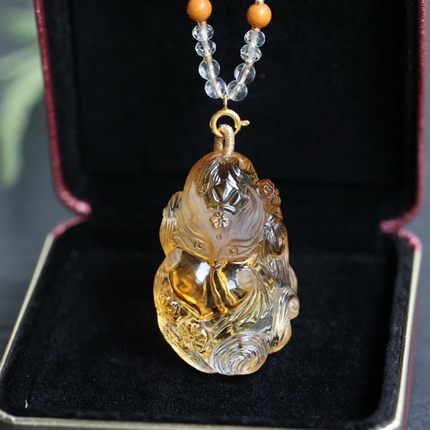 天然黄水晶九尾狐吊坠手工雕刻