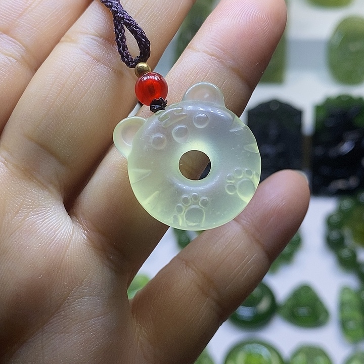 蛇纹石玉颈饰未镶嵌