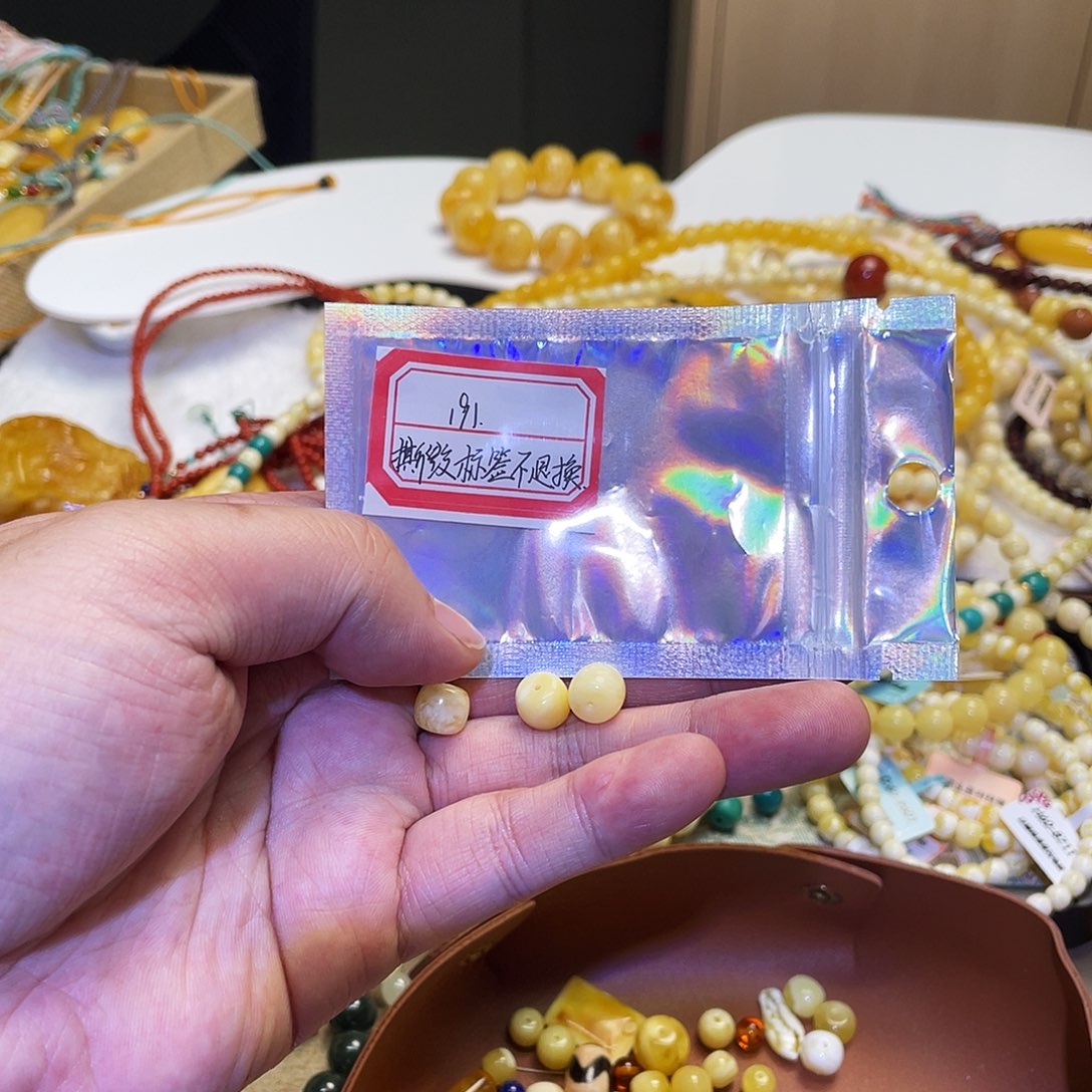 凌***浩蜜蜡未镶嵌手串3颗瑕疵