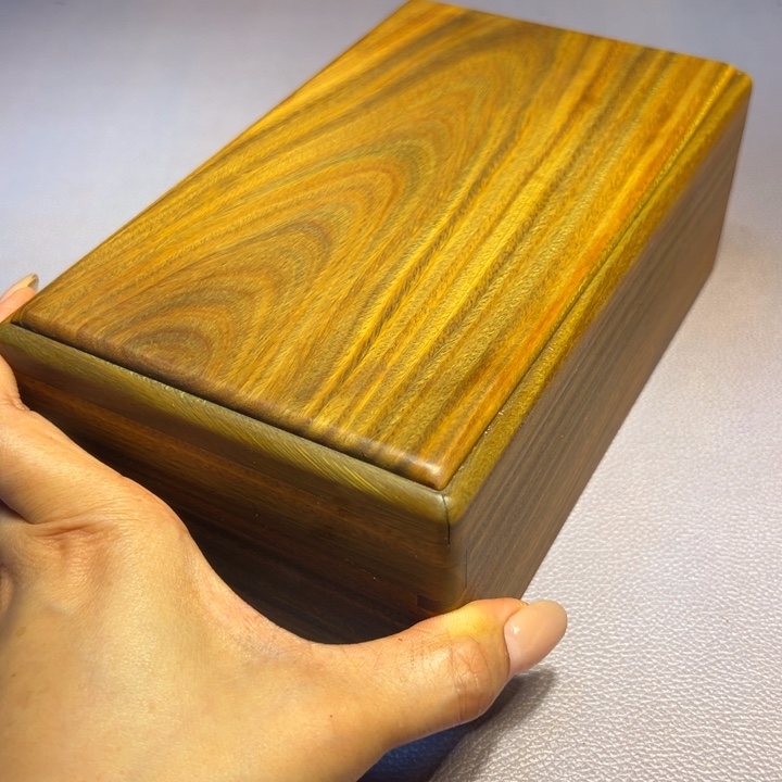 莫***名机关盒。                