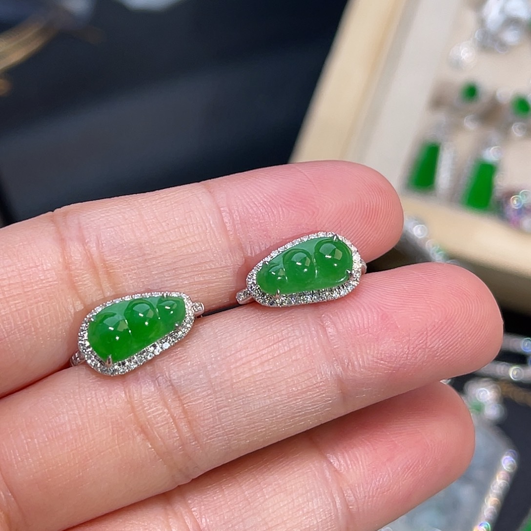 翡翠18K金镶嵌耳饰阳绿福豆