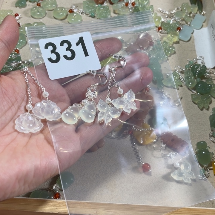 蛇纹石玉耳饰未镶嵌糖*白