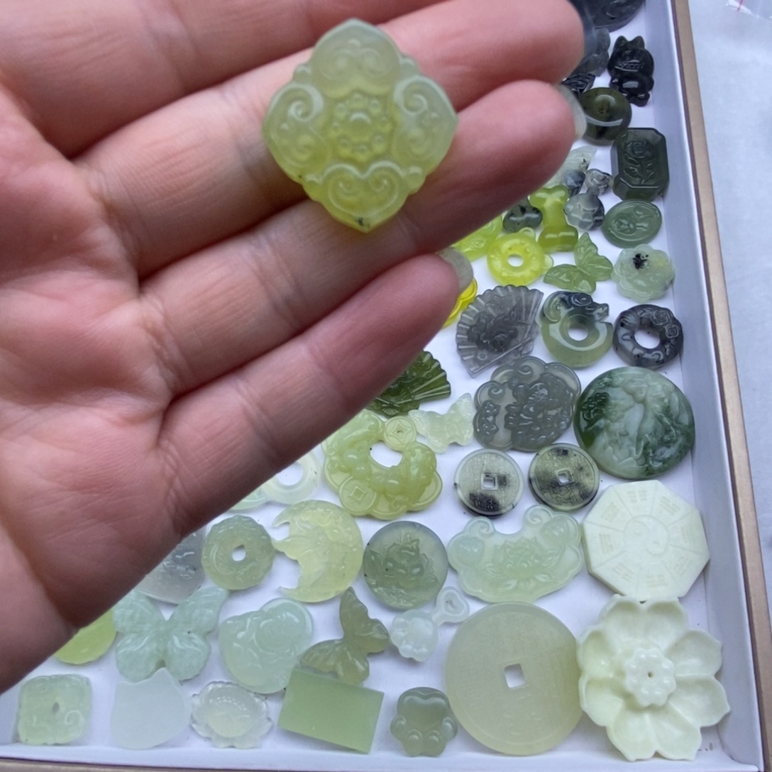 蛇纹石玉未镶嵌颈饰