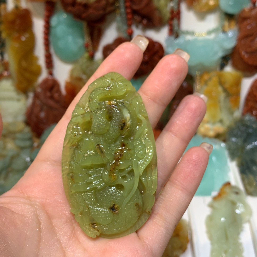 蛇纹石玉未镶嵌颈饰