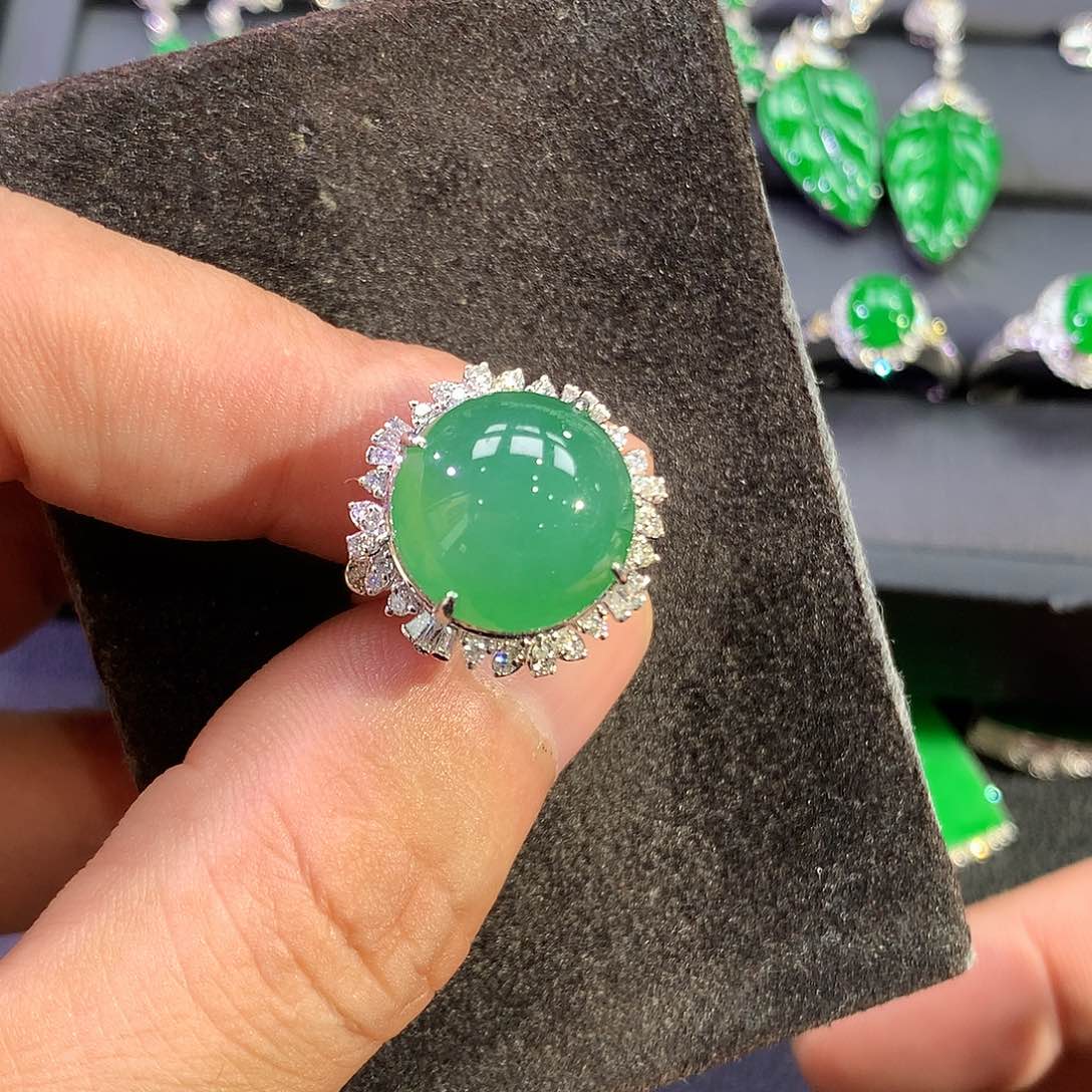 翡翠戒指18K金镶嵌蛋面