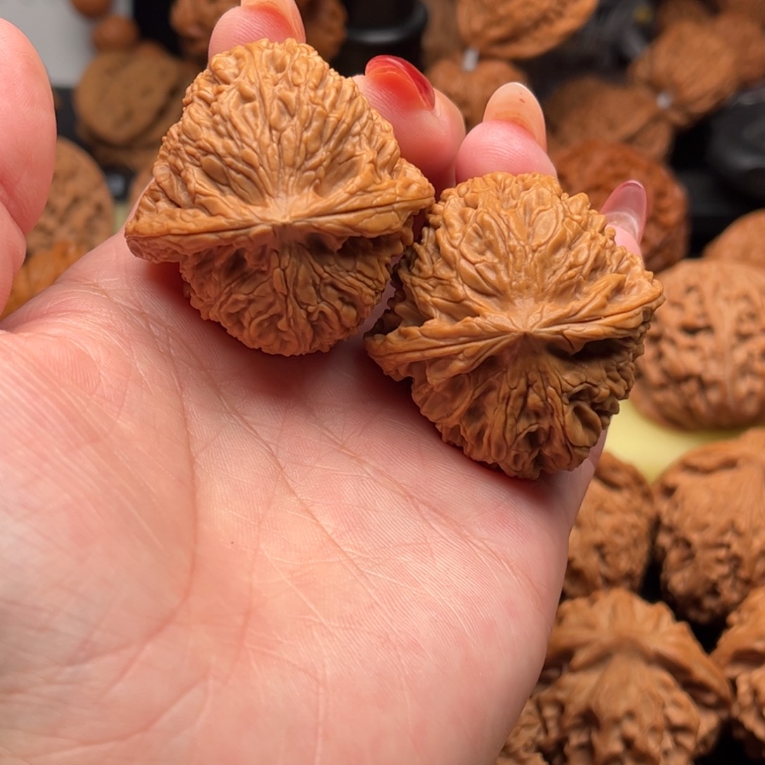 鸿***ˊ把件核桃南疆石40