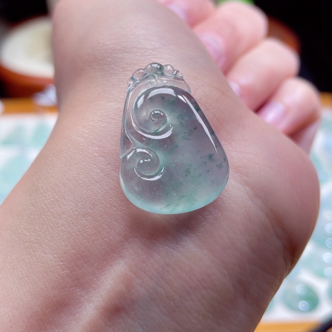 翡翠颈饰未镶嵌如意