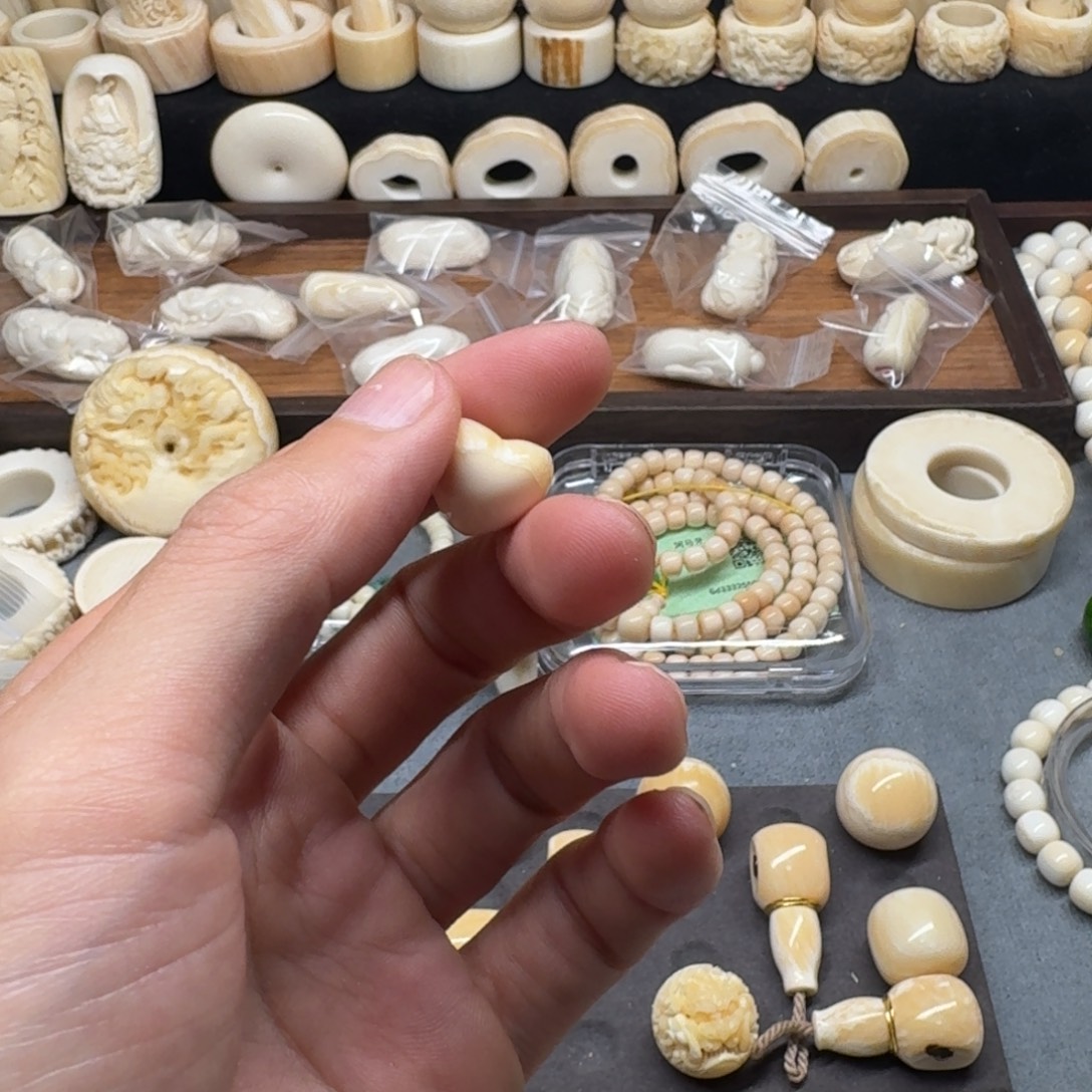 尼***嗷花岗石铁合金独桃心