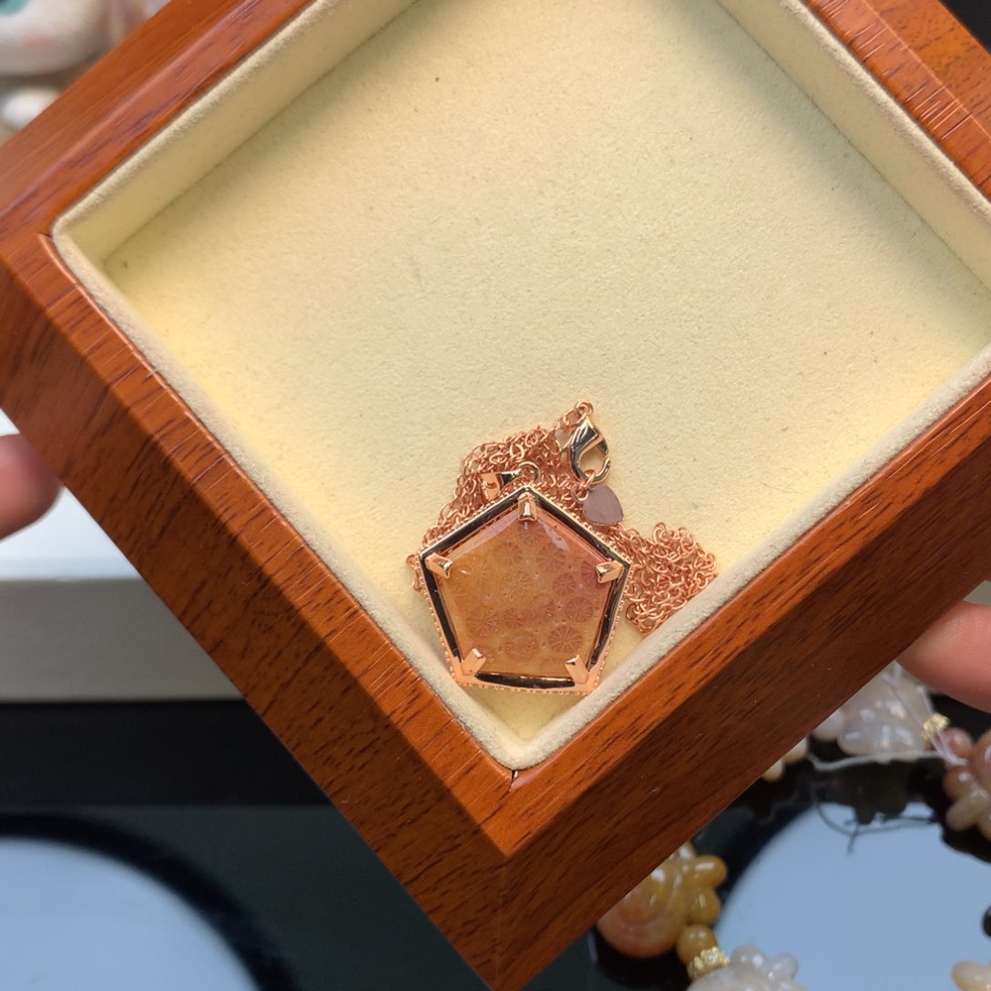 硅化珊瑚（珊瑚玉）颈饰合金微骨骼