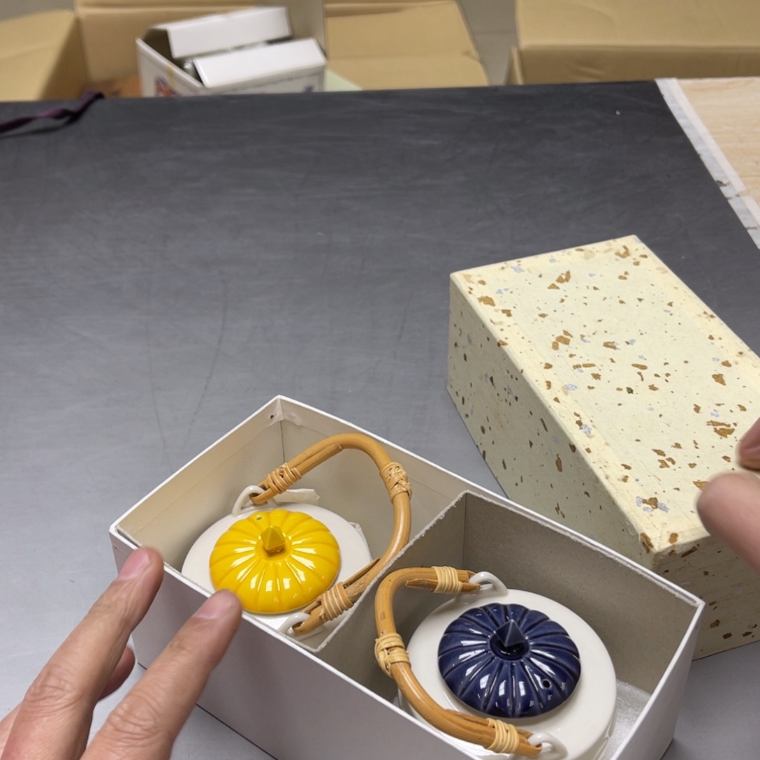 瓷片缘***离密密麻麻地排列在一起