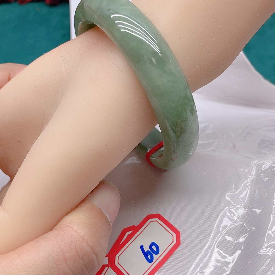 翡翠手镯未镶嵌600000000