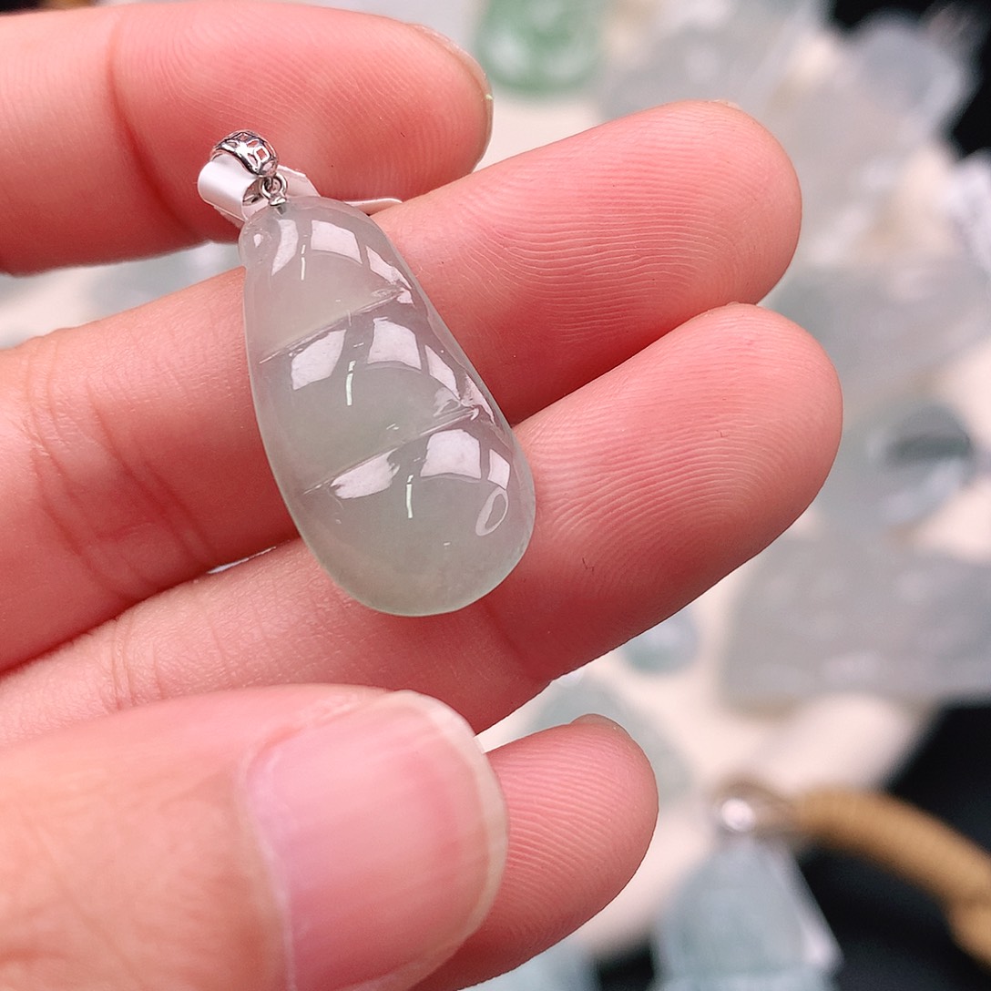 翡翠颈饰18K金镶嵌冰胶豆子